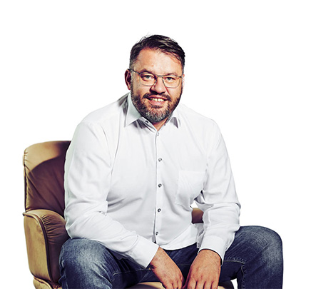 Geschäftsführer der arvenio marketing GmbH Stefan Walliser sitzt in einem Sessel