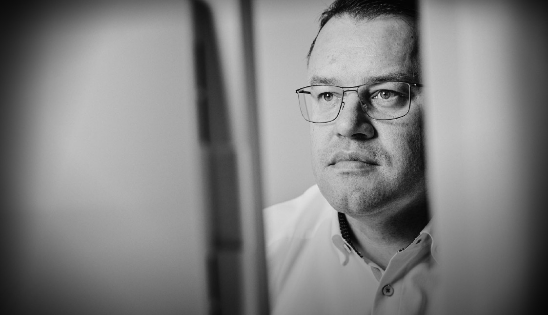 Wir bieten die Chance auf erfolgreiche Digitalkampagnen arvenio Geschäftsführer Stefan Walliser blickt in einem Bildschirm
