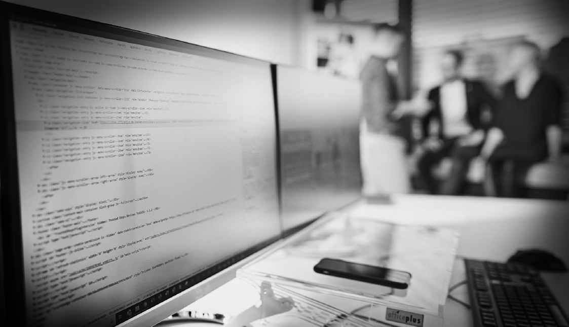 arvenio-b2b-marketing-agentur-rottweil-b2b-marketing-digitales-performance-marketing-2 Ein Bildschirm mit Code-Text in einem unscharfen Büro