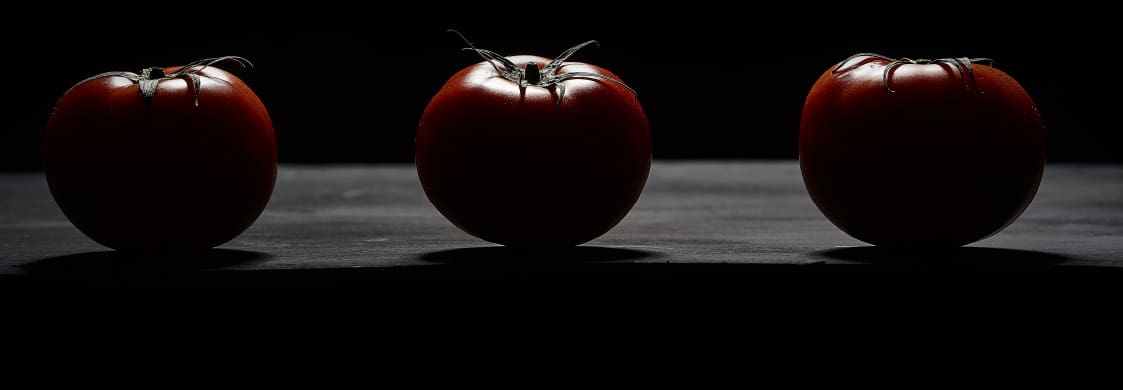 Rote Tomaten auf schwarzem Hintergrund