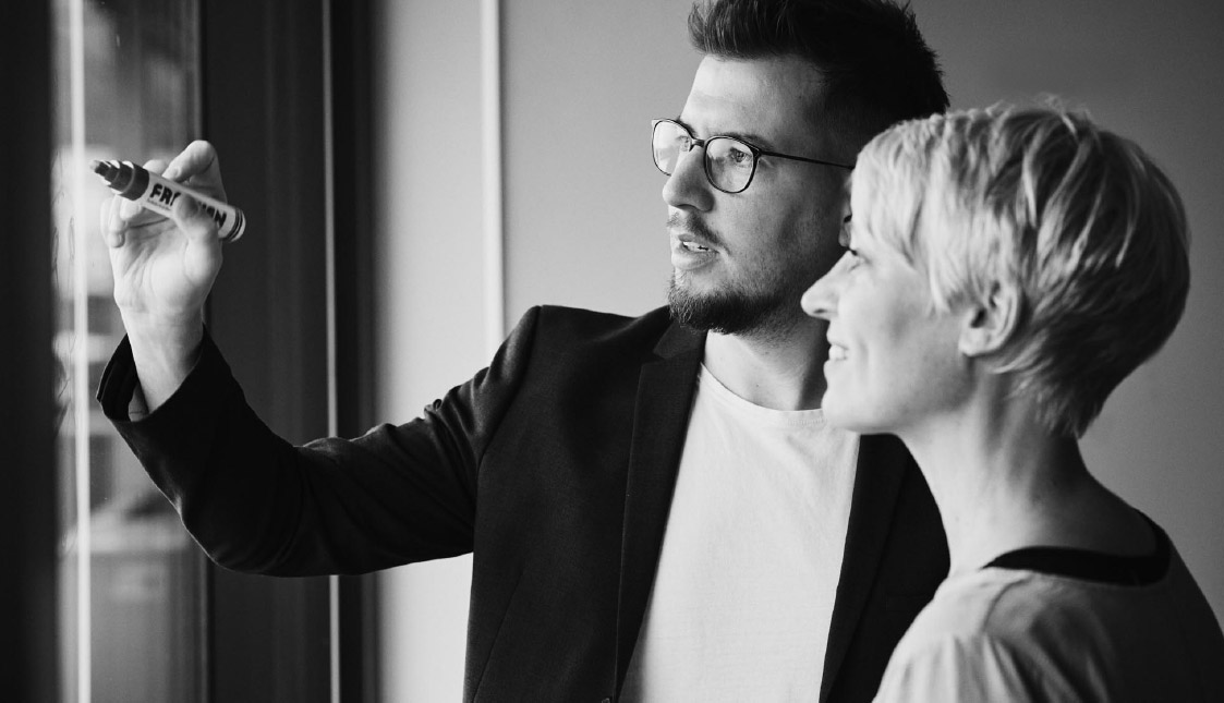 Wir sind Ihr kompetenter Partner für digitale Marktplatzschnittstellen arven.io Mitarbeiter in einer Besprechung