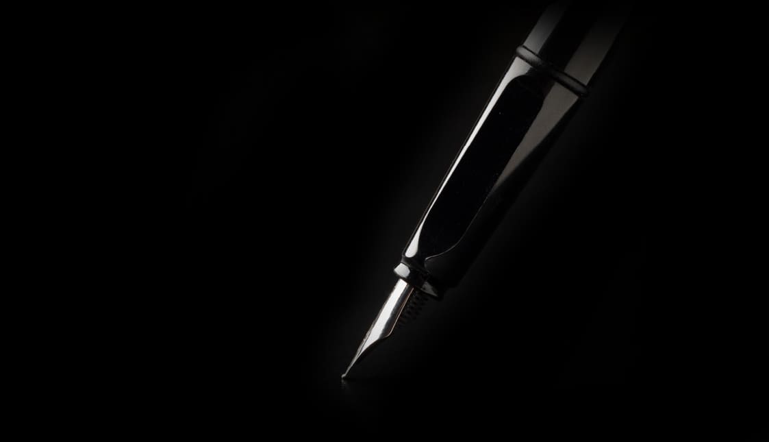 Ein Füller vor einem schwarzen Hintergrund