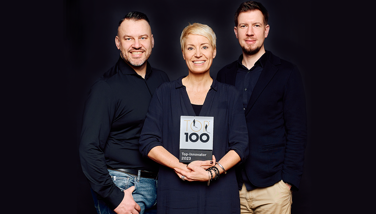 arven.io ausgezeichnet als Top-Innovator 2023 (Bild mit Award und Geschäftsleitung)